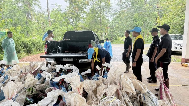 บรรจุกระสอบทราย ช่วยเหลือประชาชน